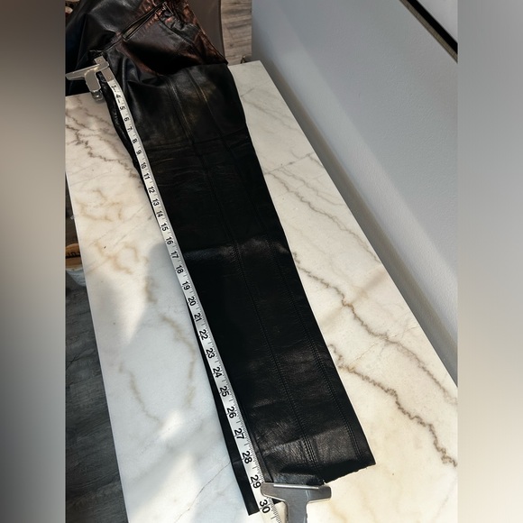 ISO Danier Black Leather Cropped Straight-Leg Pants with Zipper Detail - Size 8 - Picture 11 of 15